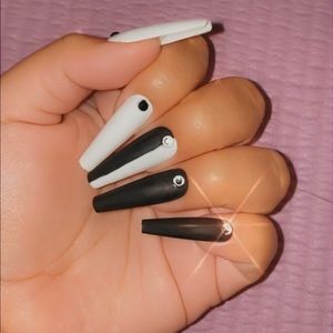 Black and White Press on Nails